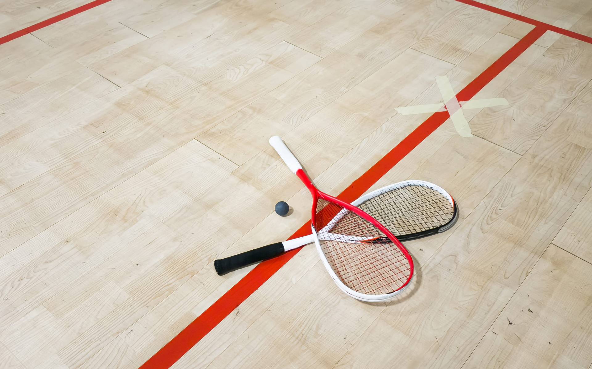 2 Squash Schläger am Boden