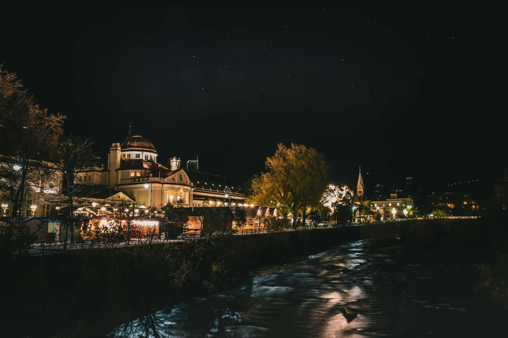 Meran Weihnachtsmarkt bei Nacht