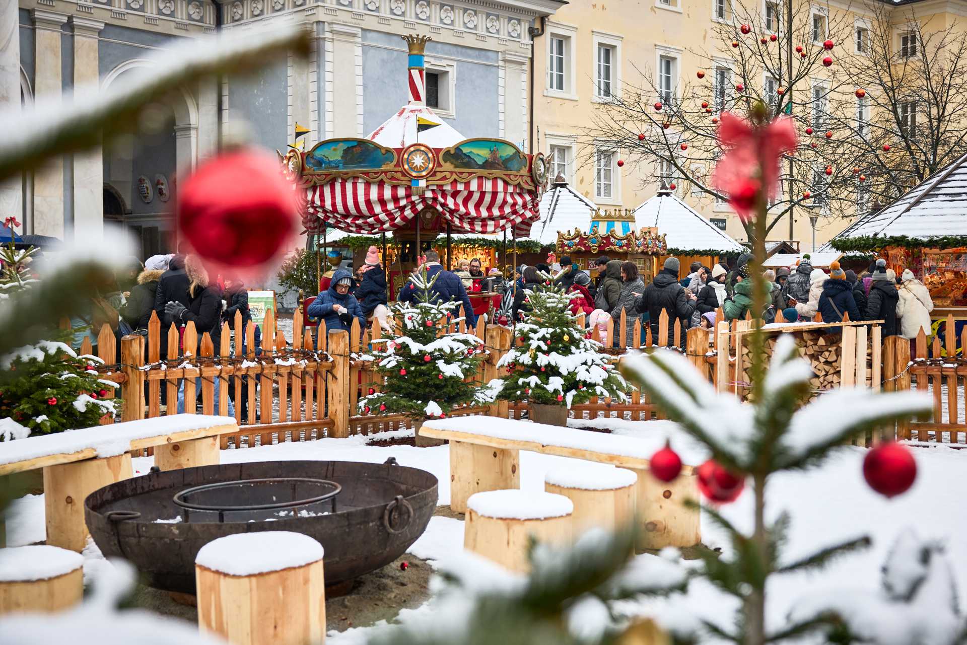 verschneiter Weihnachtsmarkt in Brixen