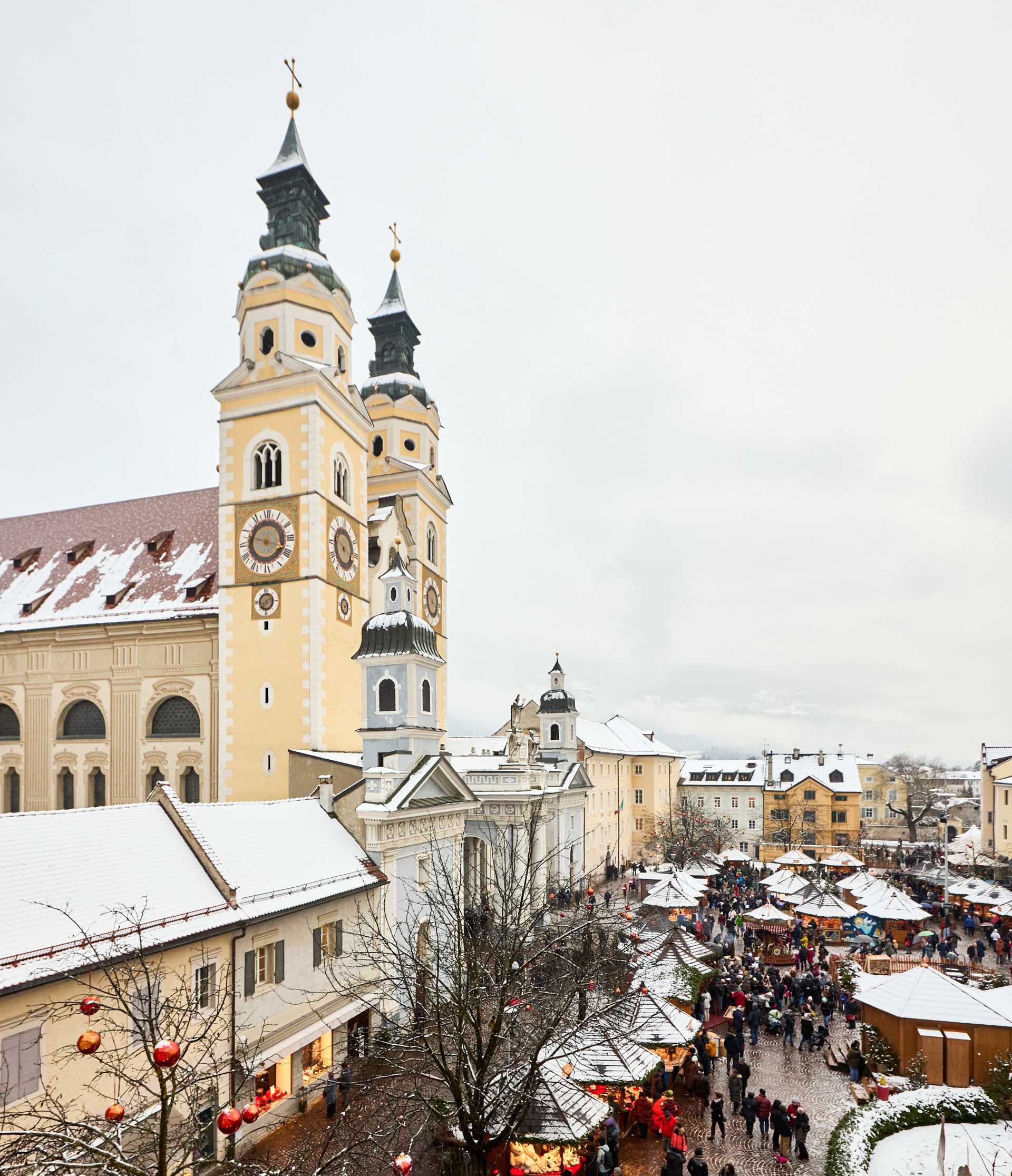 der Dom von Brixen mit den Ständen vom Weihnachtsmarkt
