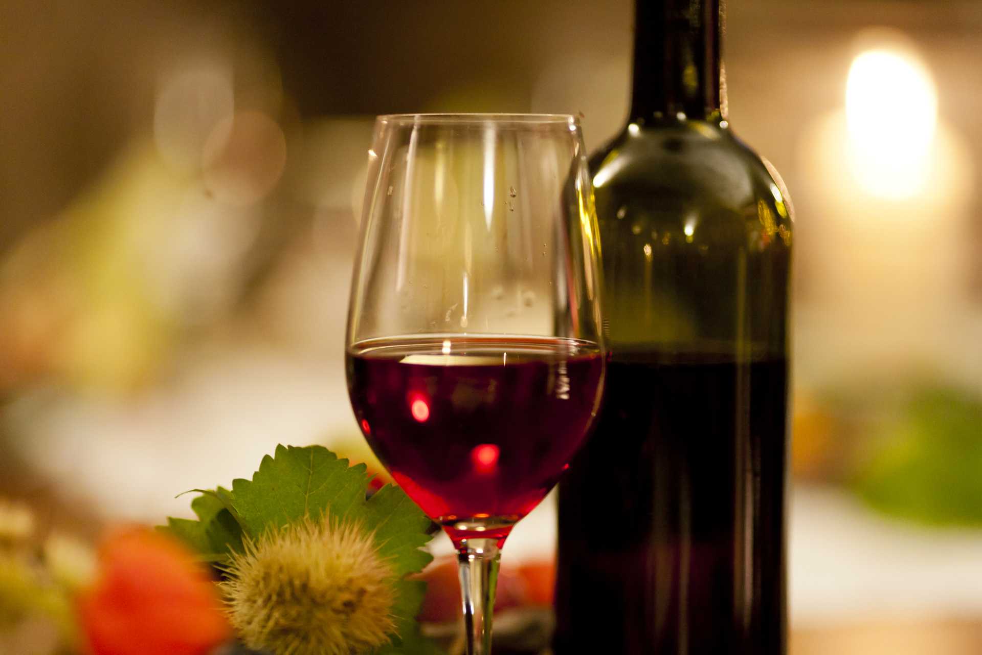 un bicchiere di vino fresco, chiamato anche "Suser"