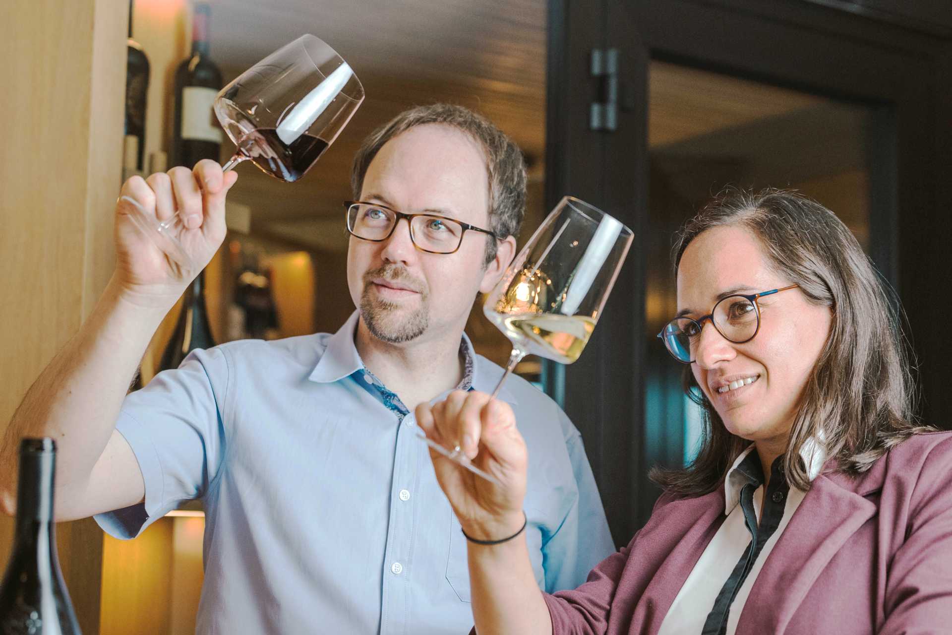 Heiner und Christa Christof beim Wein degustieren