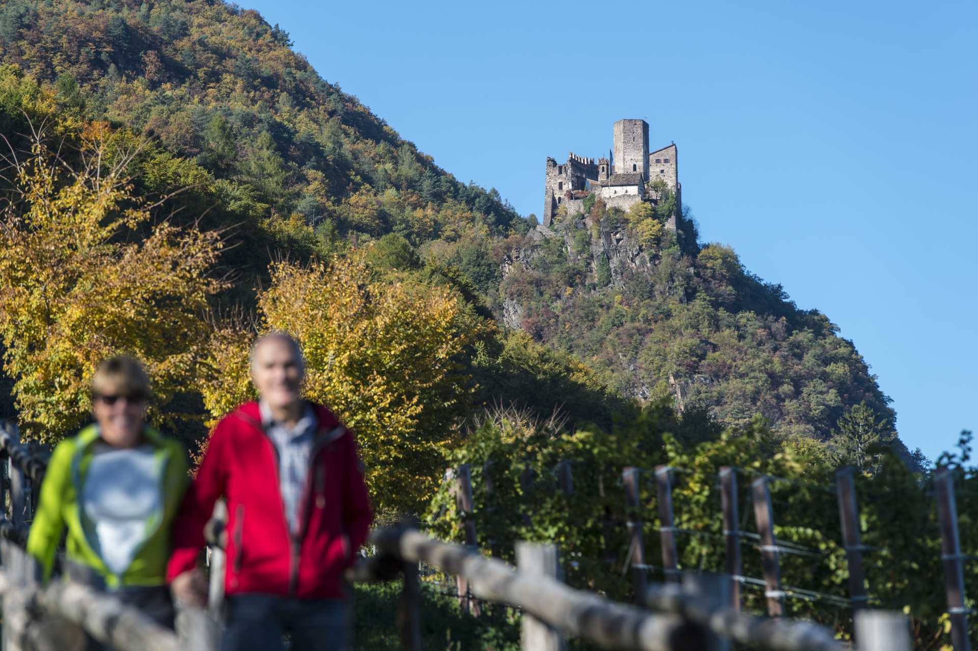 Wanderer it Burg Hocheppan im Hintergrund