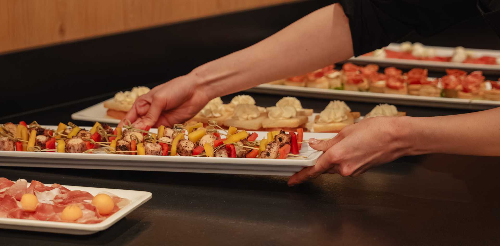 verschiedene Köstlichkeiten vom italienischen Vorspeisen Buffet
