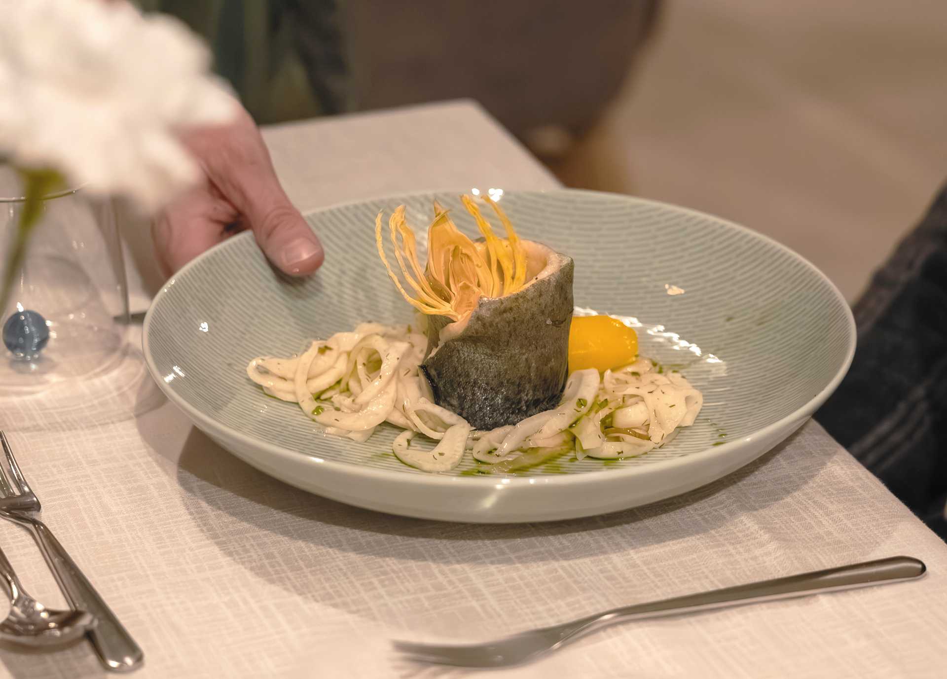 Fischgericht wird serviert