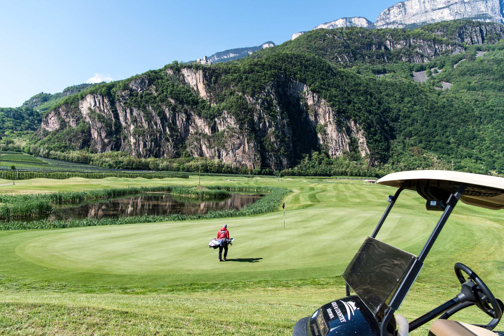 Golfing right beneath Hocheppan Castle