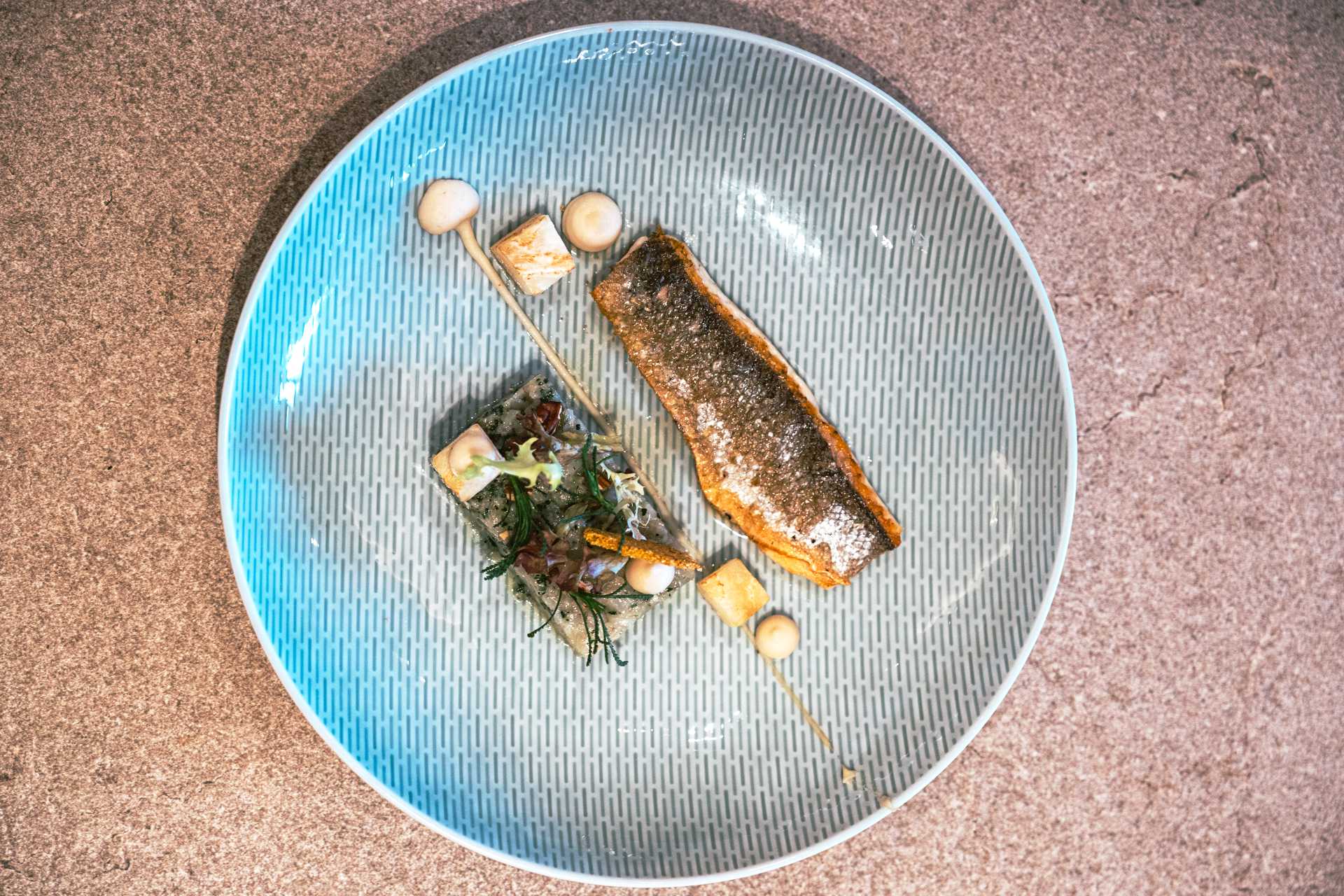 Fisch mit Kartoffeln und Gemüsebeilagen