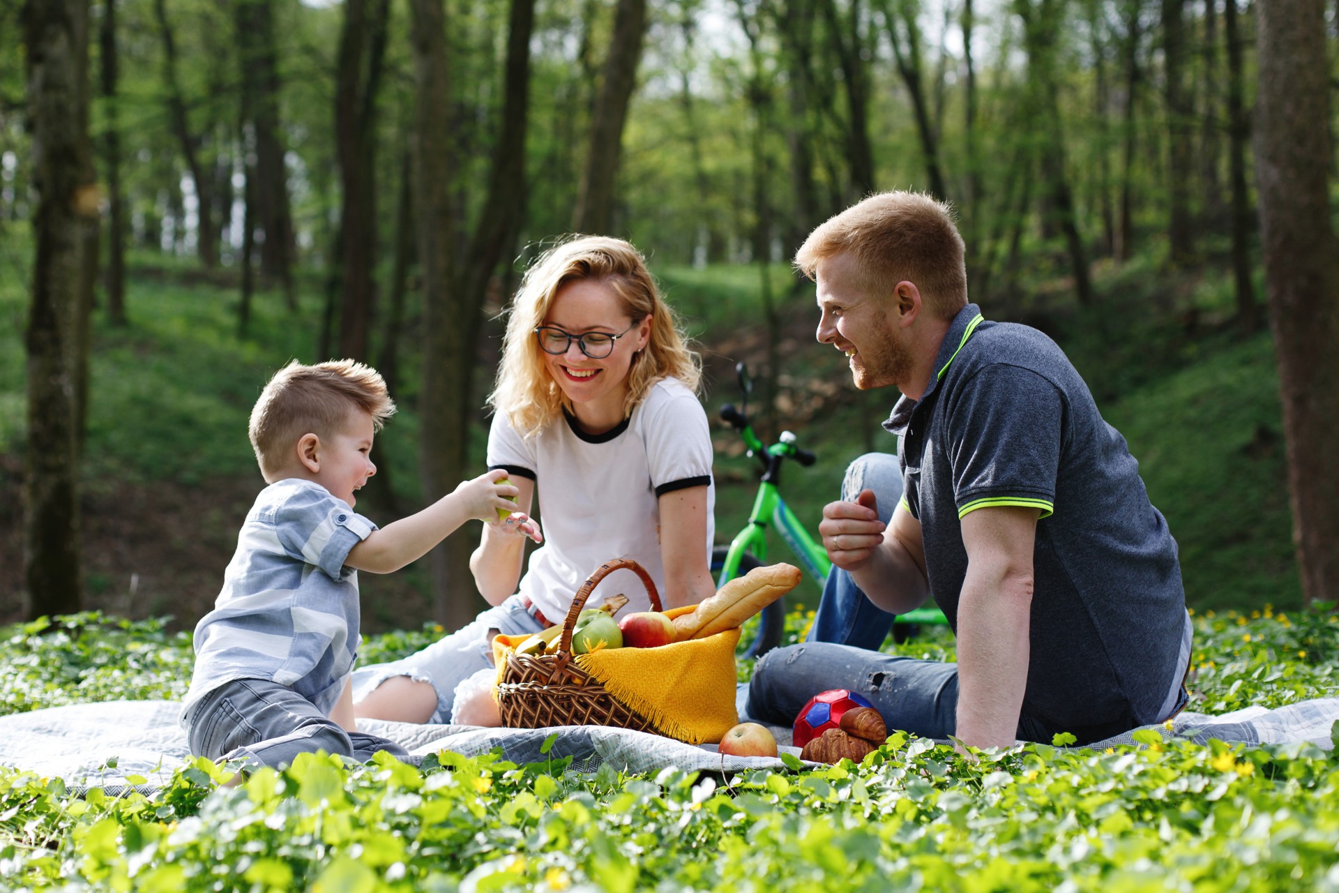 Picnic in famiglia nella foresta