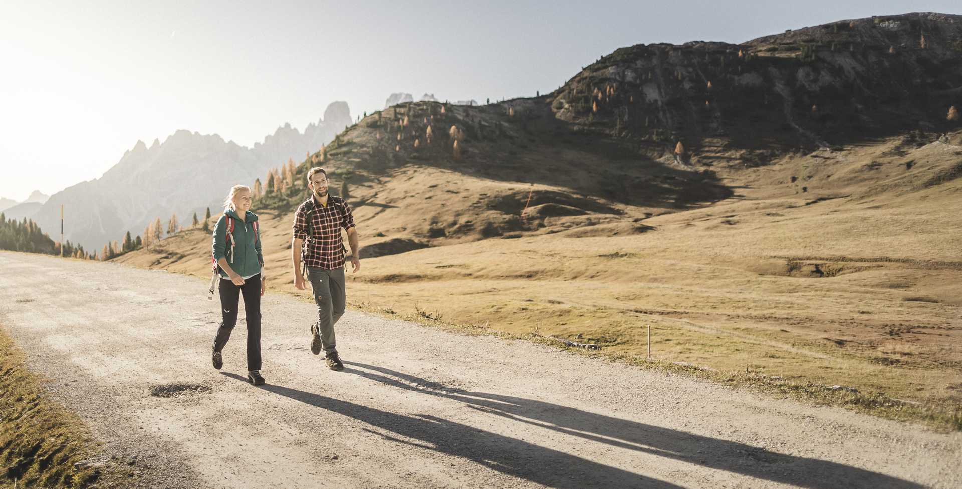 2 Wanderer in schöner Herbstlandschaft