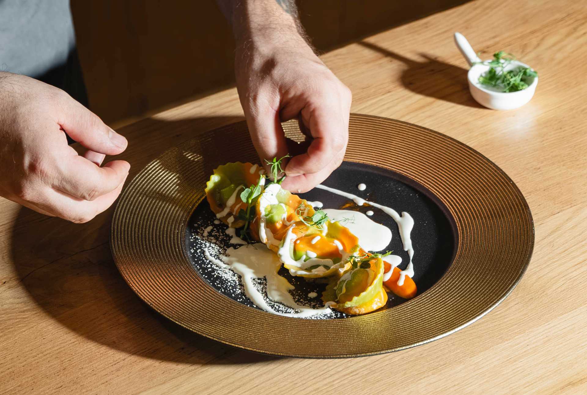 Hausgemachte Tortelli mit Kräutern dekoriert