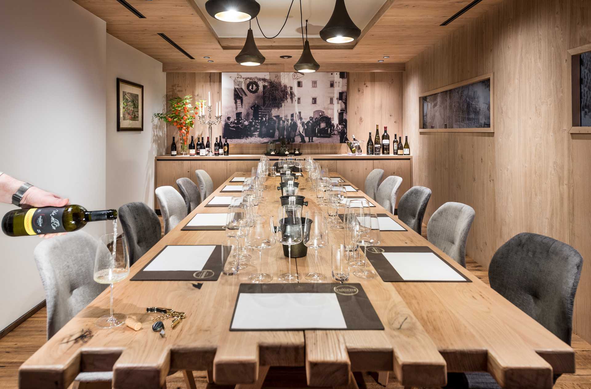 La sala degustazione. Preparata per la degustazione di vini