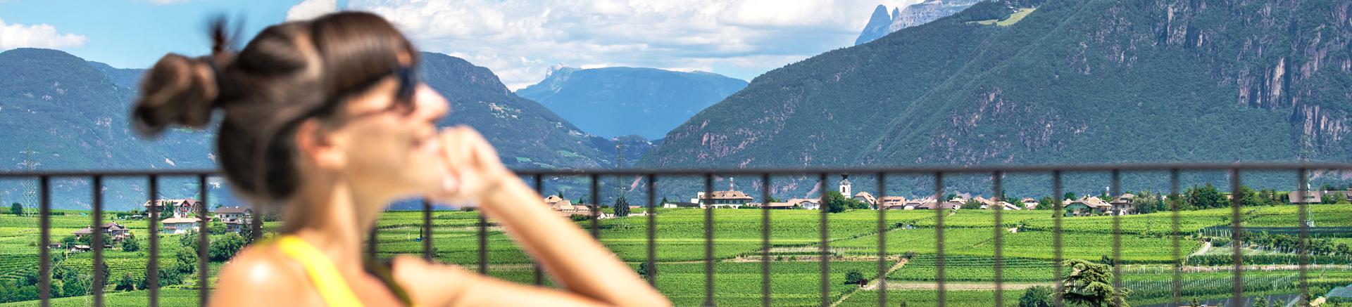 Frau vor der wunderbaren Panorama Aussicht im Hotel Christof in Eppan