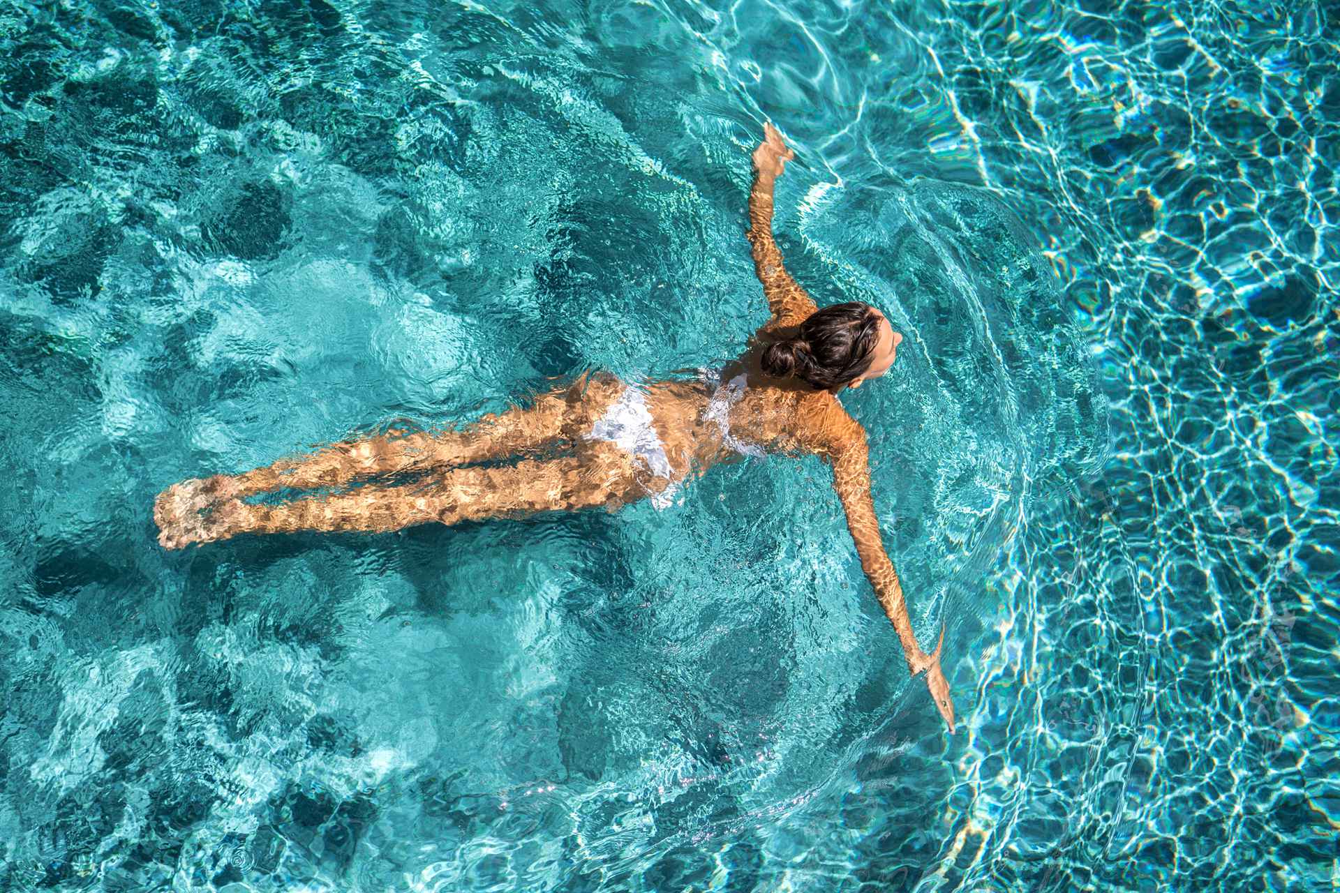 Frau im Schwimmbad
