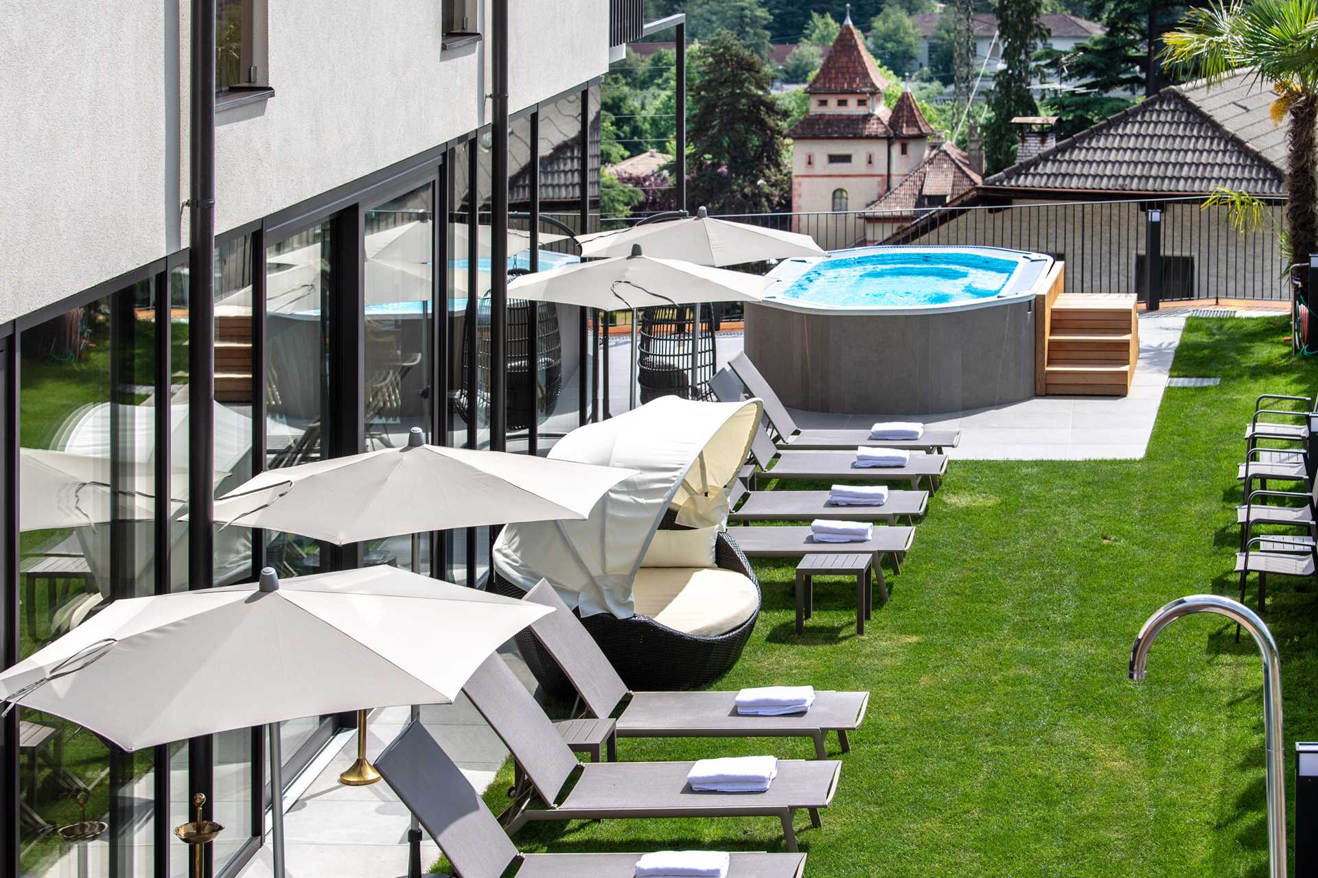 Sunbathing area and outdoor whirlpool