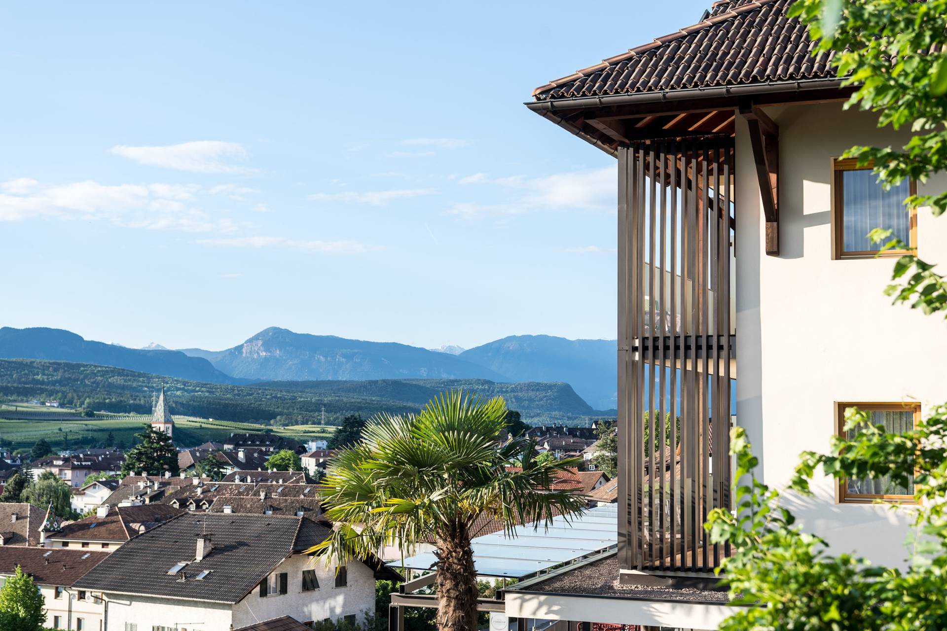 Sicht vom Hotel Christof über die Dächer zum Ortskern von St. Michael / Eppan