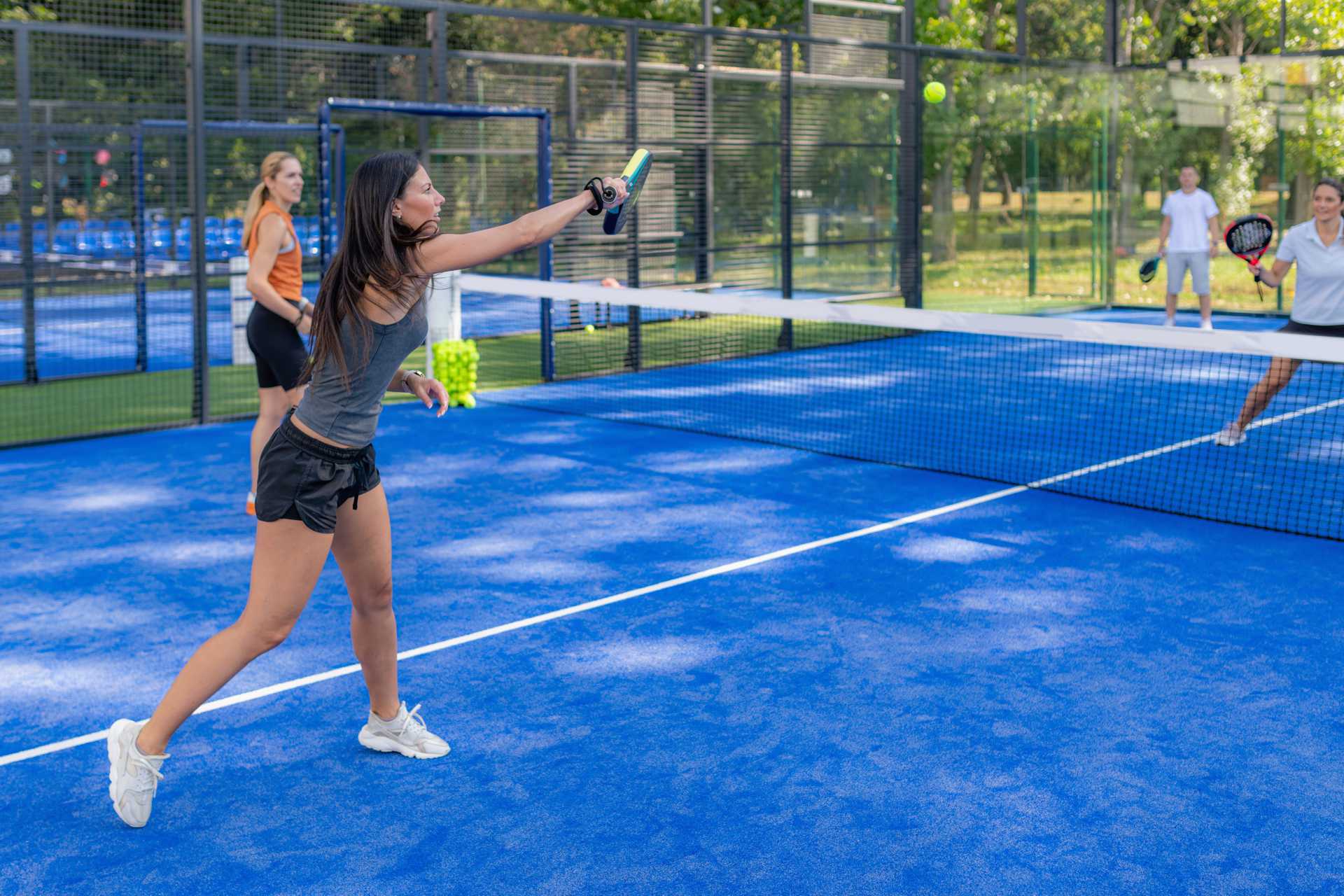 4 Personen beim Padel spielen