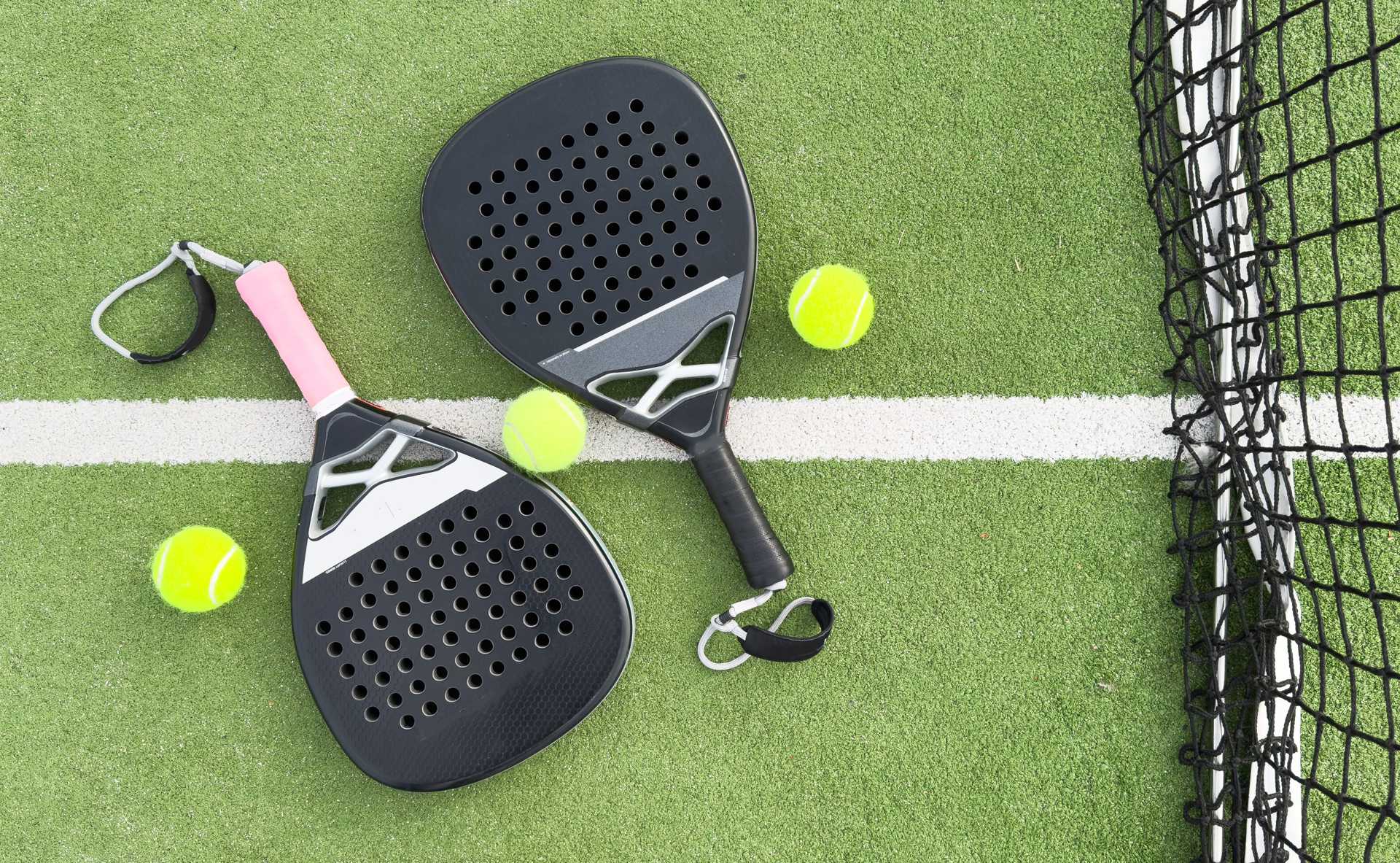 2 Padel Schläger mit Bällen