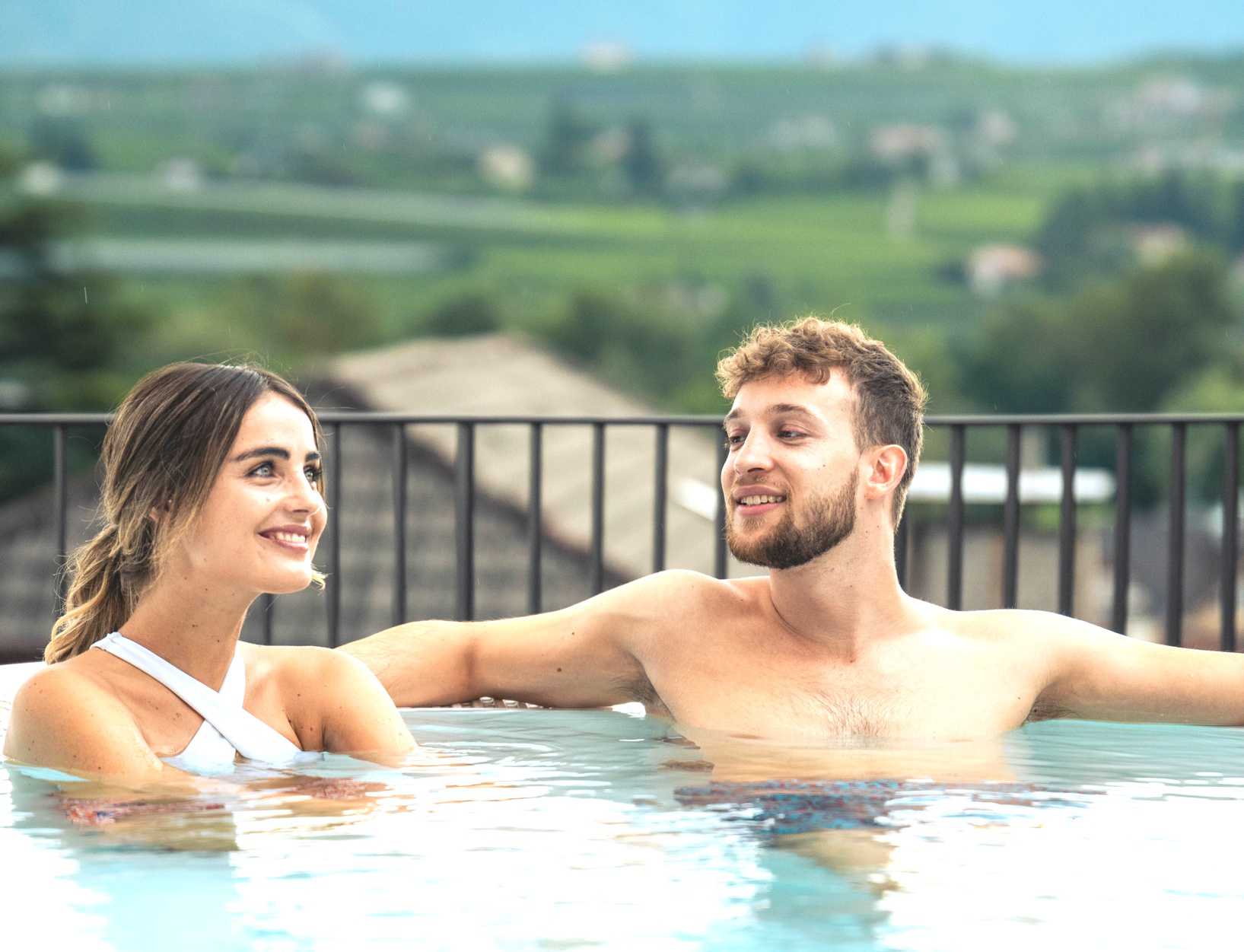 ein Paar genießt im Whirlpool