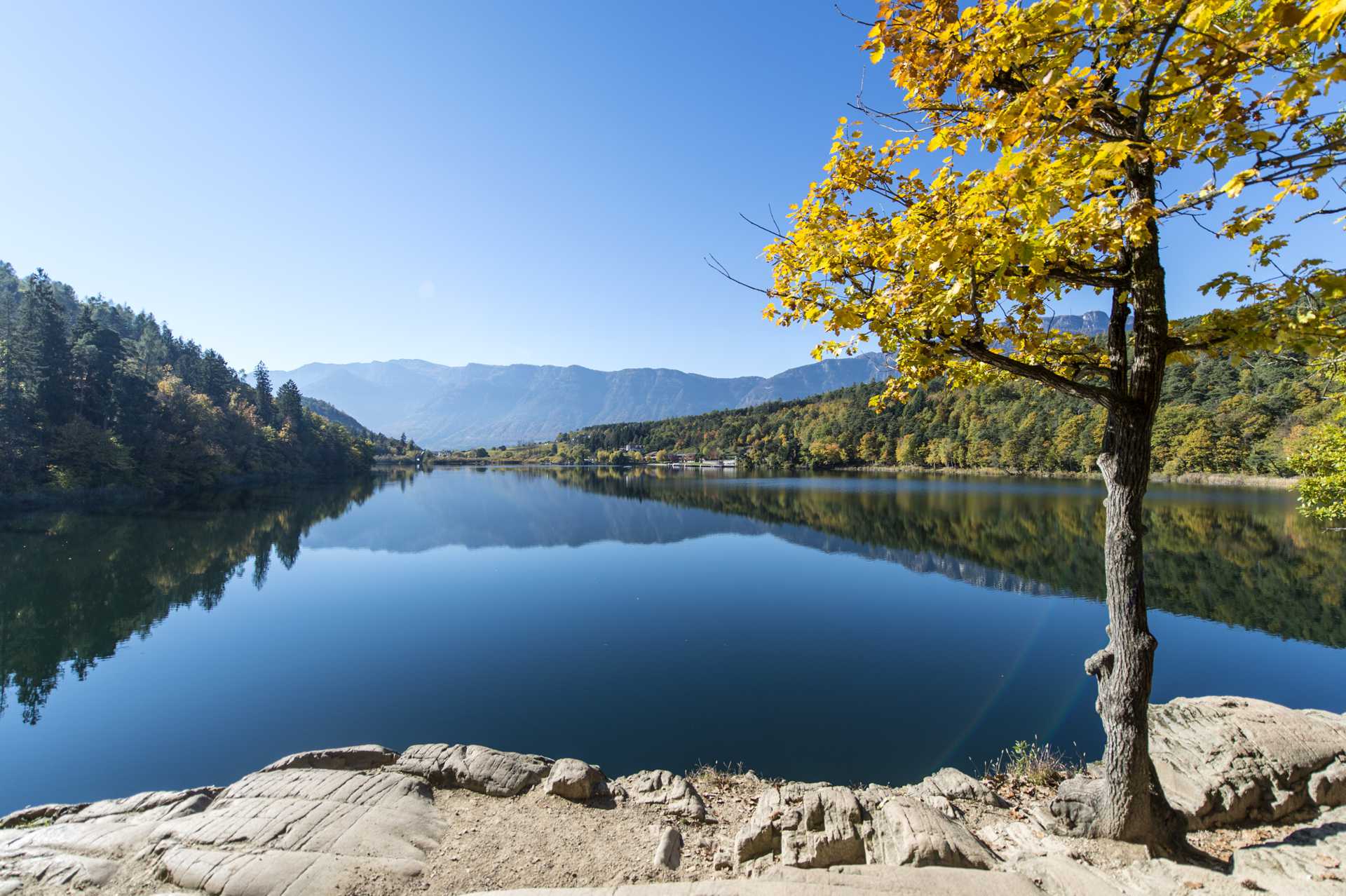der große Montiggler See, mit Sicht von den Felsen aus