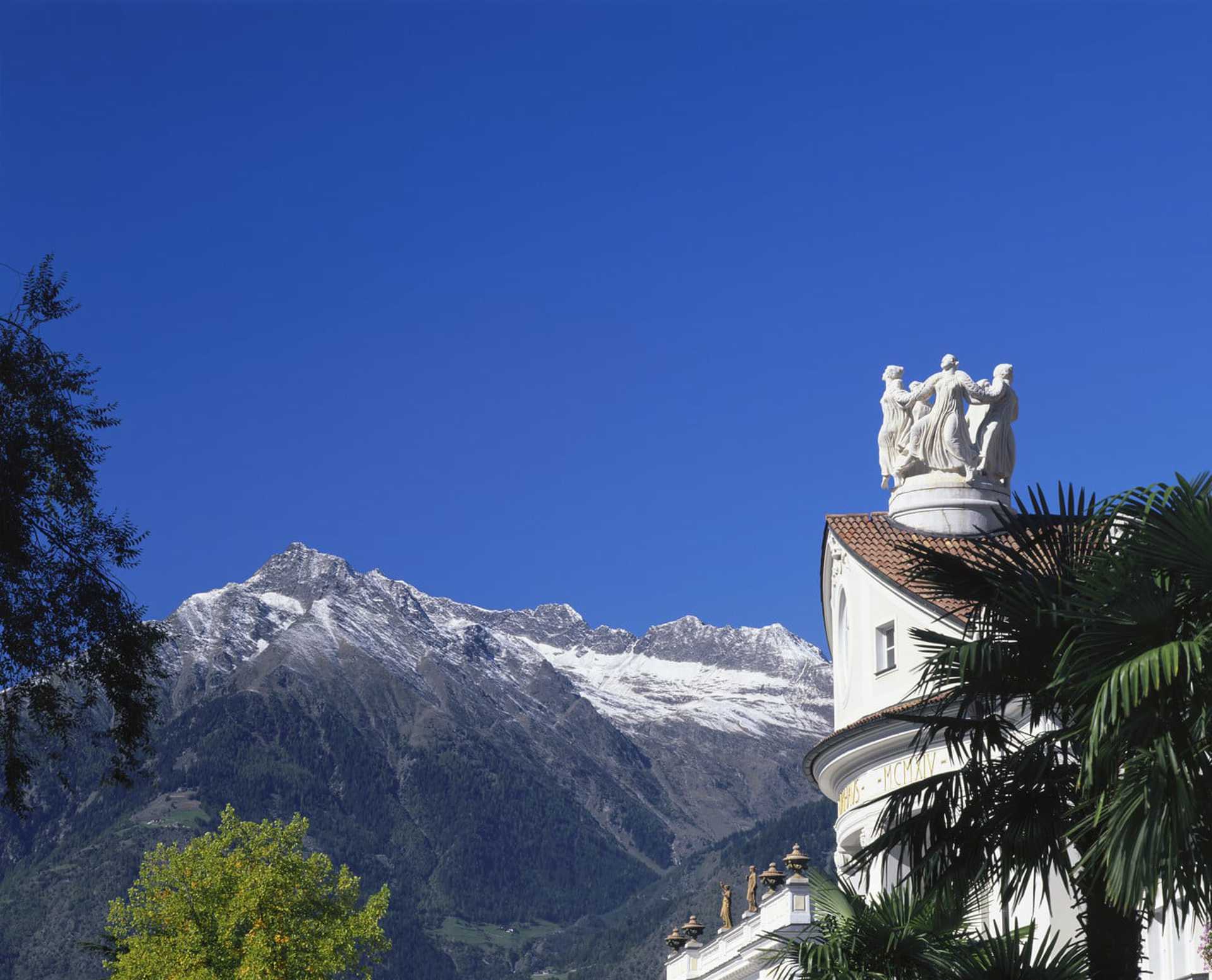 Kurhaus Merano con una splendida vista sulle montagne