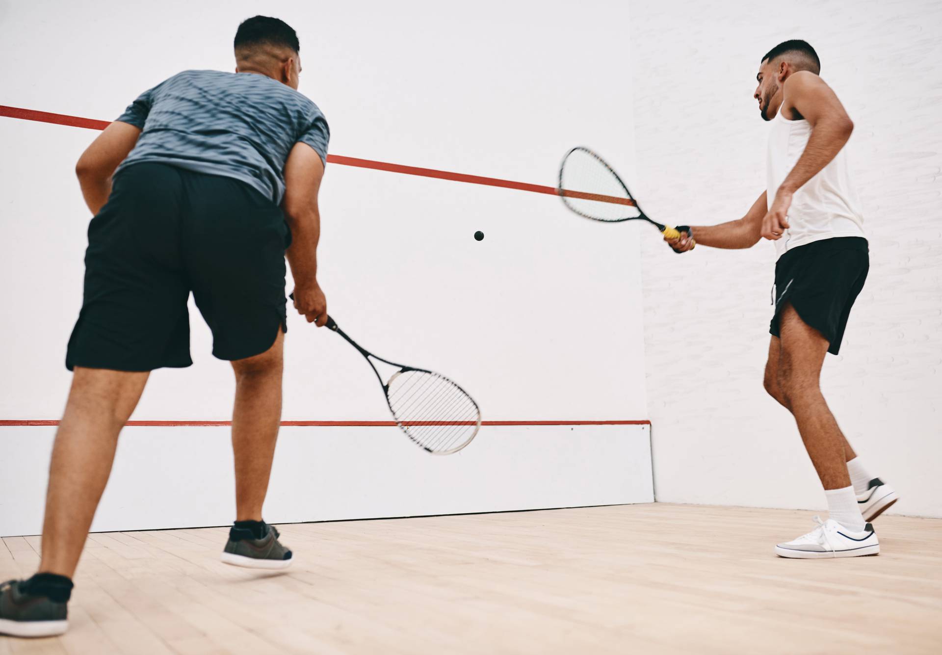 2 Personen beim Squash Spielen