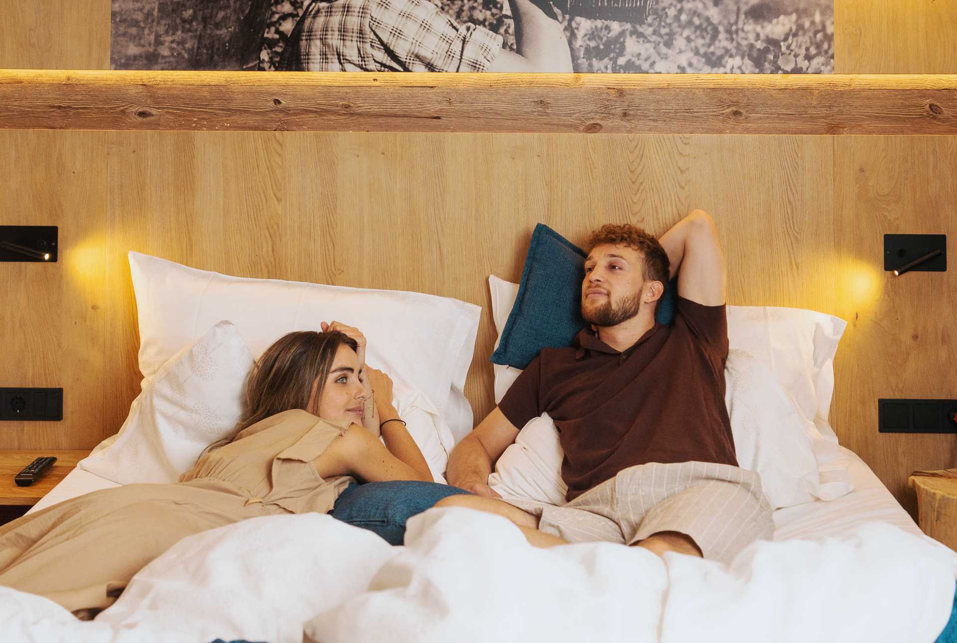 2 Urlauber entspannen ganz locker im Bett