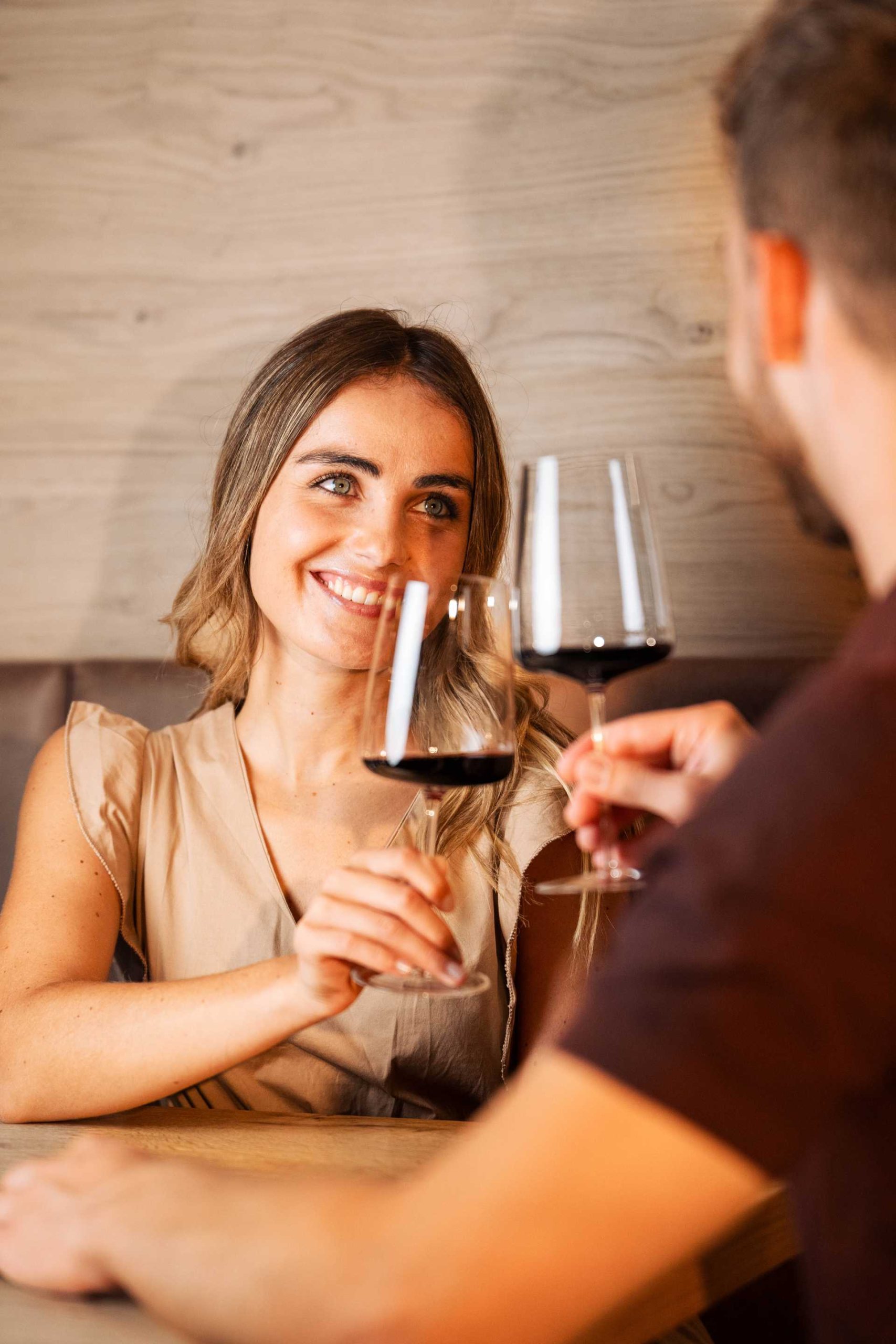 2 Personen trinken ein Glas Südtiroler Rotwein