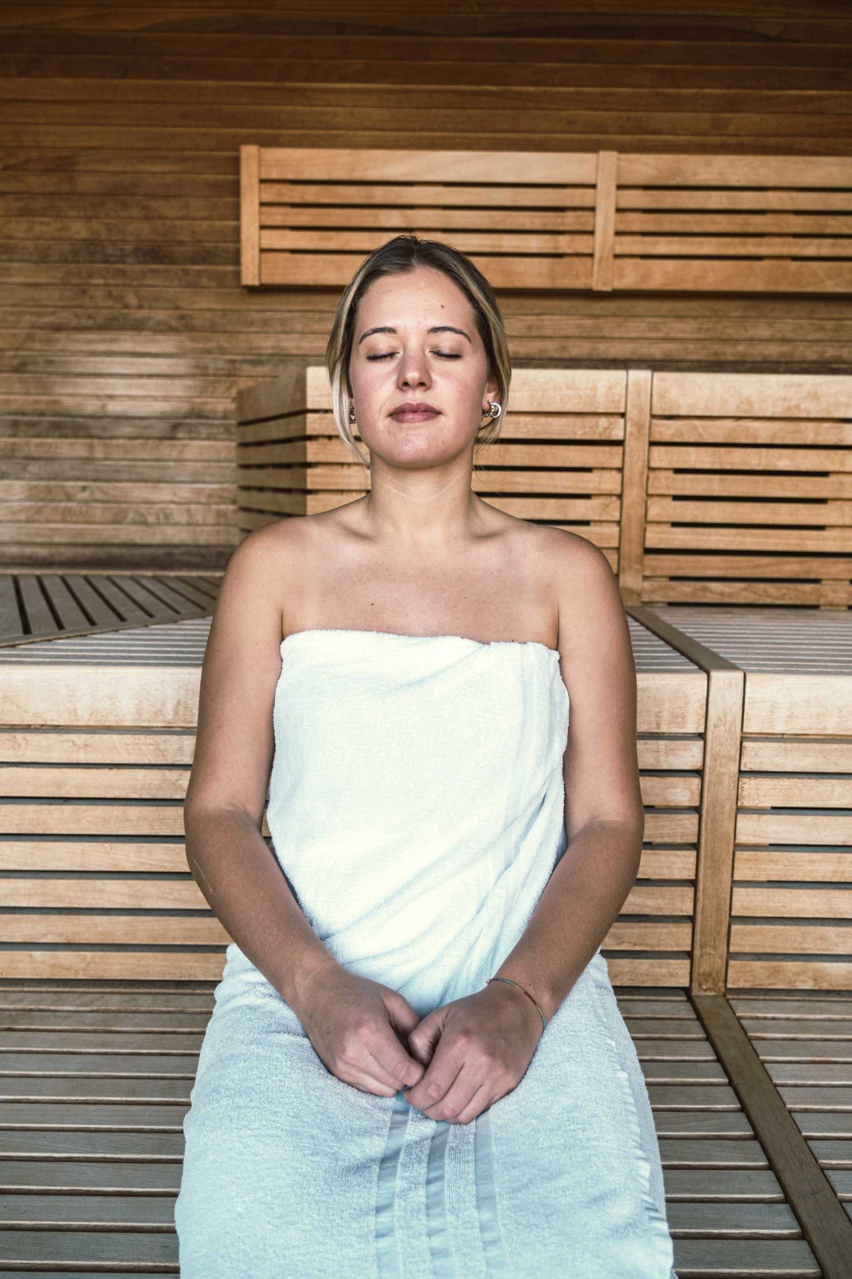 Donna nella sauna
